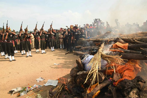 Soldados indios durante el funeral de un camarada muerto en enfrentamientos Tiroteos entre India y Pakistán en la frontera de Cachemira